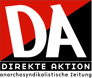 Logo mit diagonal geteiltem Hintergrund – oben links rot, unten rechts schwarz. Darauf stehen in großen weißen Buchstaben „DA“. Unterhalb des Kürzels befindet sich in kleineren weißen Großbuchstaben der Schriftzug „DIREKTE AKTION“.