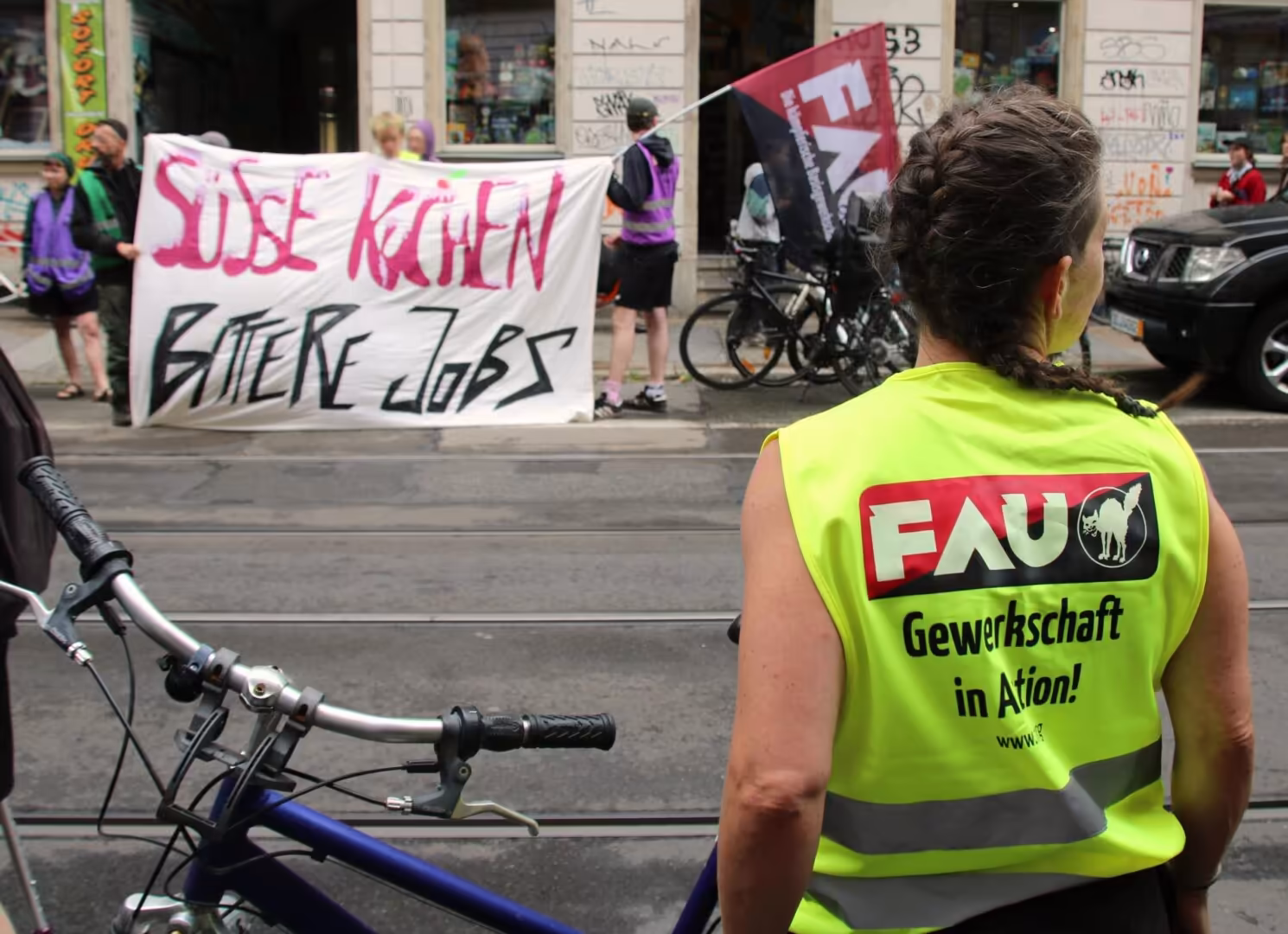 Wir machen auf den Arbeitskampf unseres Schwester-Syndikats, der FAU Dresden, im Café V-Cake aufmerksam