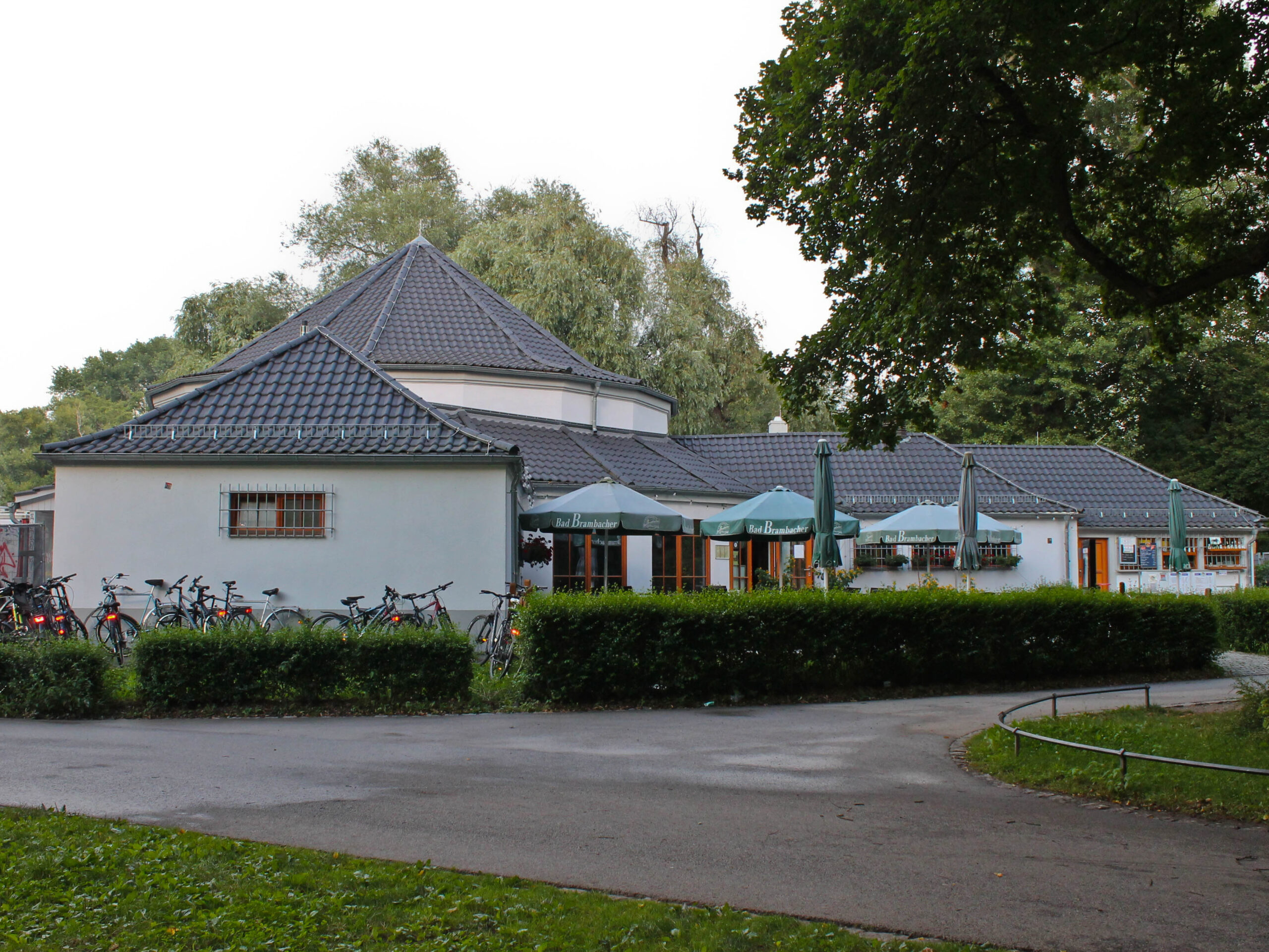 Ehemalige Auszubildende geht zusammen mit der FAU Jena gegen Schikane im Restaurant Paradies Café GmbH vor
