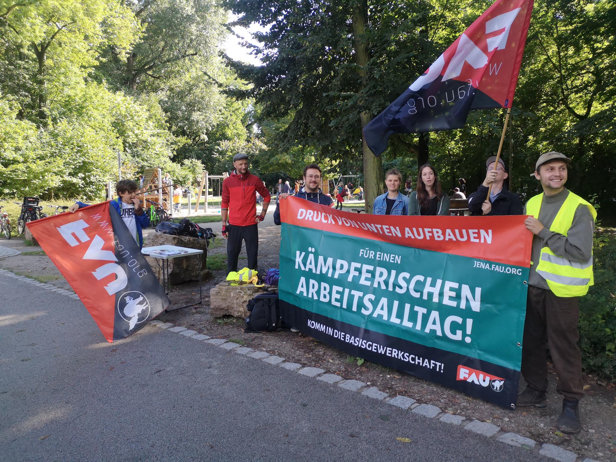 Kundgebung vor Paradiescafé: FAU fordert Entschädigung für ehemalige Auszubildende