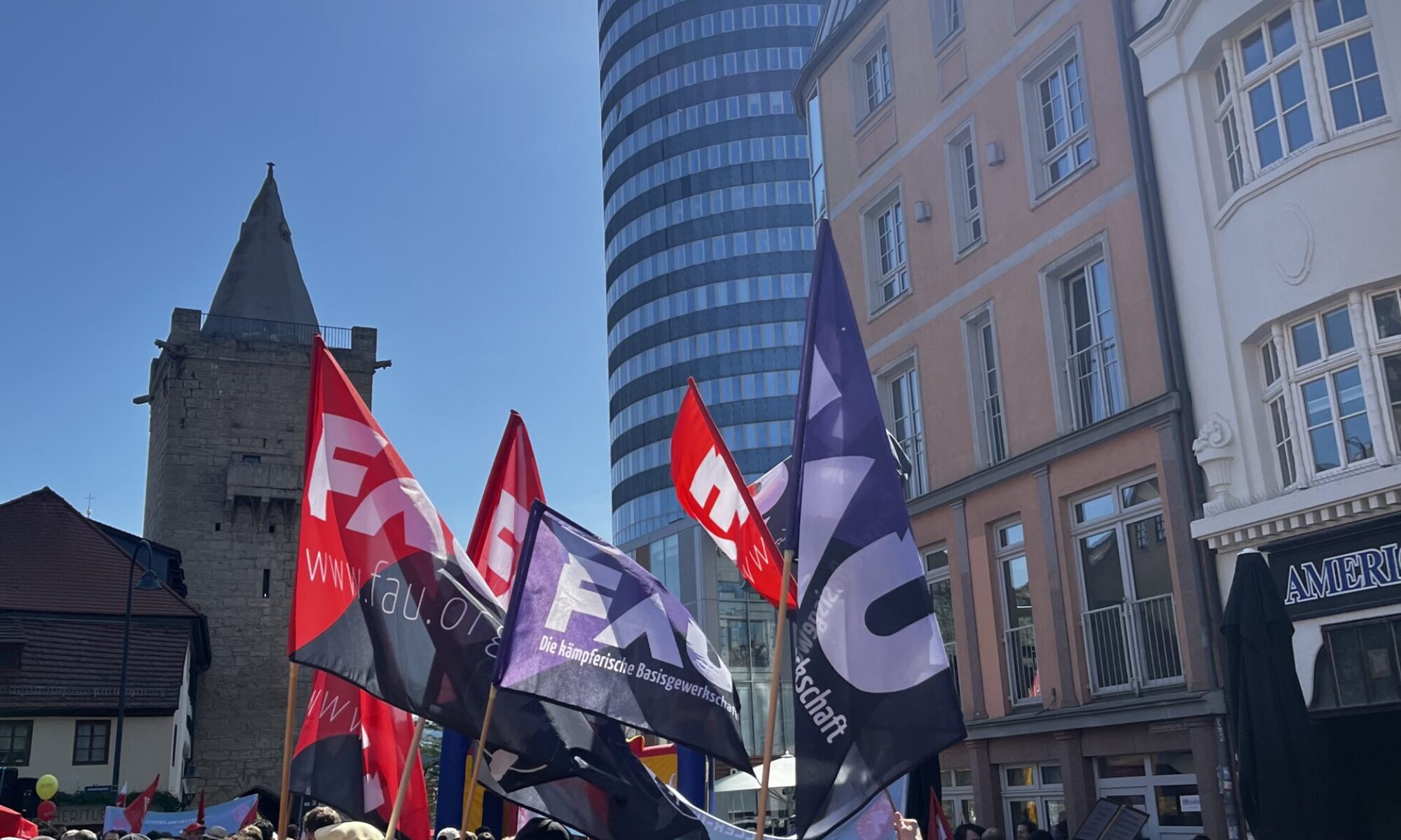 FAU-Flaggen vor dem Jentower