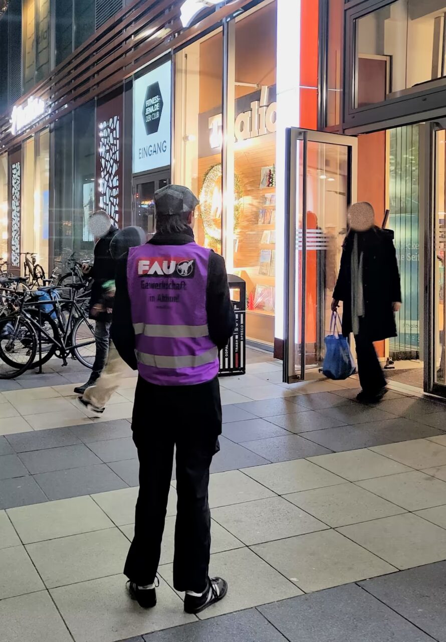 Flyeraktion vor REWE in der Neuen Mitte