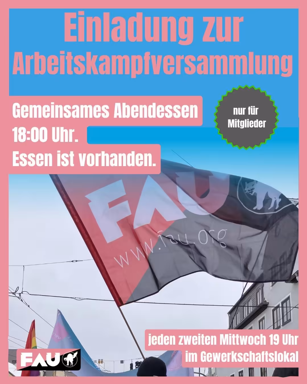 Ein Flyer mit rosa Rahmen und blauem Hintergrund zur Einladung einer "Arbeitskampfversammlung". Oben steht der Titel in großen rosa Buchstaben. Darunter links wird ein "Gemeinsames Abendessen" um 18:00 Uhr angekündigt, wobei "Essen vorhanden" ist. Rechts daneben befindet sich ein graues Stern-Symbol mit der Aufschrift "nur für Mitglieder". Das Bild zeigt eine wehende Fahne der FAU (Freie Arbeiter-Union) mit der Website-Adresse. Unten rechts steht der Termin für die Versammlung: "jeden zweiten Mittwoch 19 Uhr im Gewerkschaftslokal". Im Hintergrund sind weitere Fahnen und ein Gebäude zu sehen.